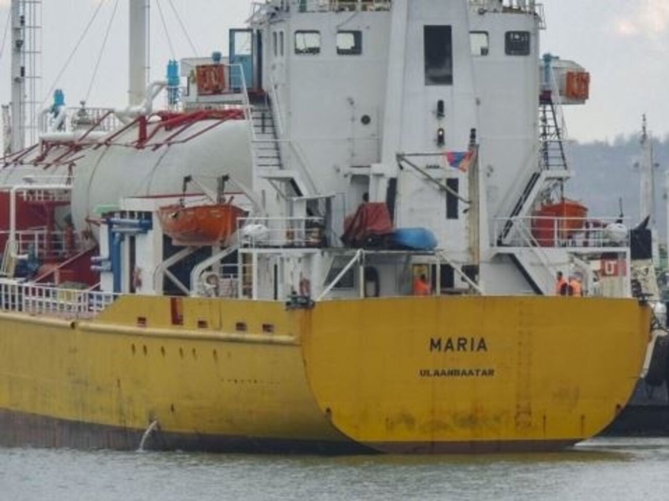 Надпись на корме газовоза свидетельствует о его приписке к монгольскому Улан-Батору
