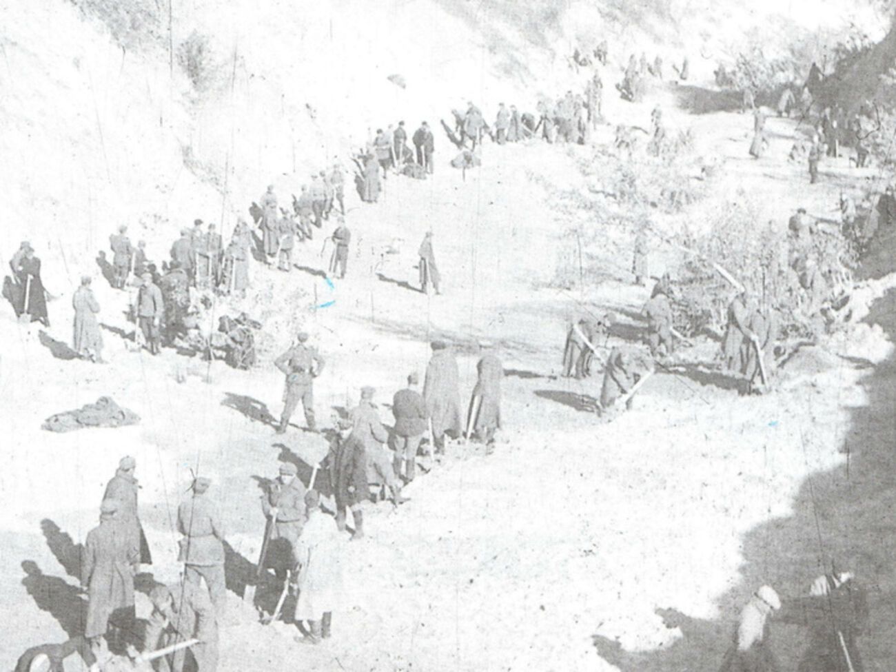 Советские военнопленные под конвоем немцев закапывают тела евреев, расстрелянных в Бабьем Яру