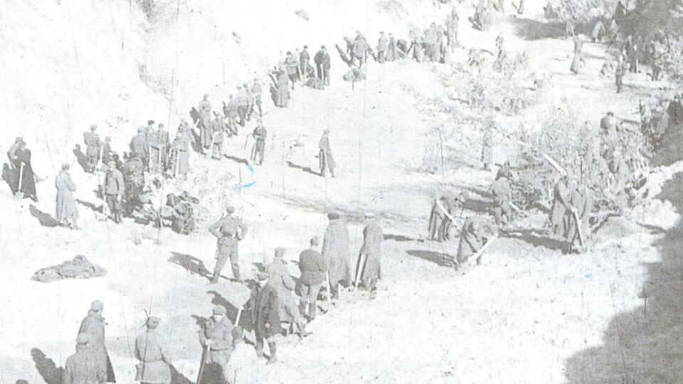 Советские военнопленные под конвоем немцев закапывают тела евреев, расстрелянных в Бабьем Яру