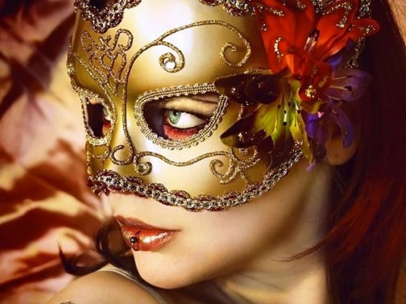 Маски всегда помогали создать особое настроение