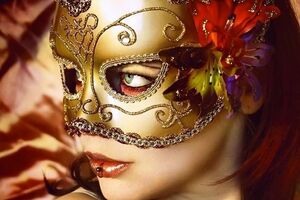 Маски всегда помогали создать особое настроение