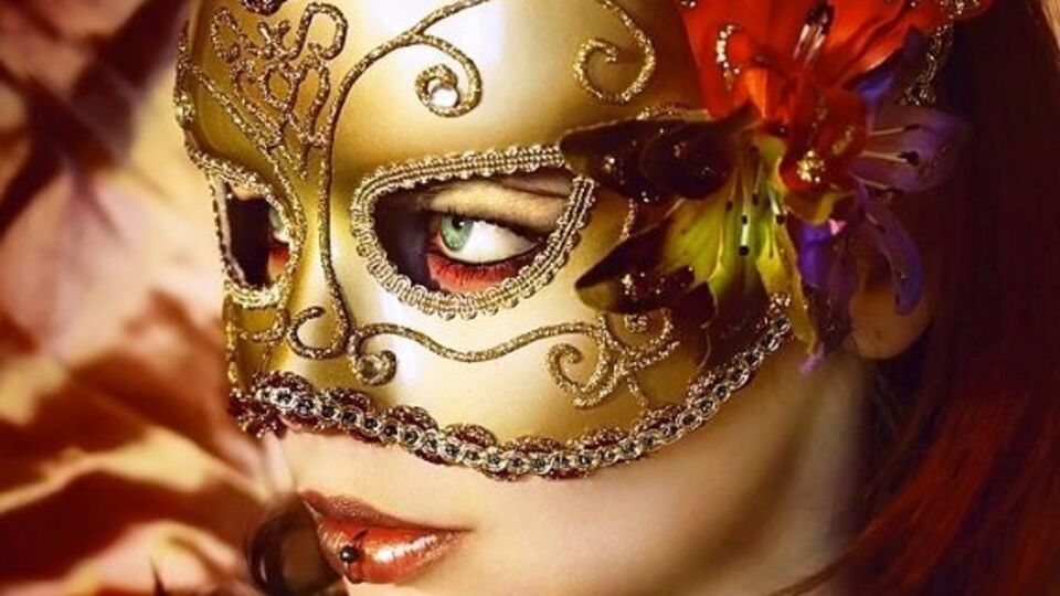 Маски всегда помогали создать особое настроение