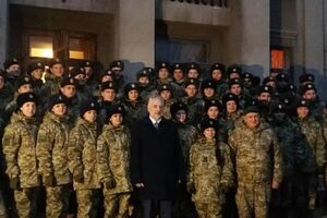 Донецкий губернатор Павел Жебривский и военнослужащие из Артемовска, Мариуполя и Волновахи