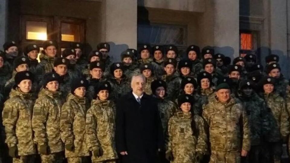 Донецкий губернатор Павел Жебривский и военнослужащие из Артемовска, Мариуполя и Волновахи