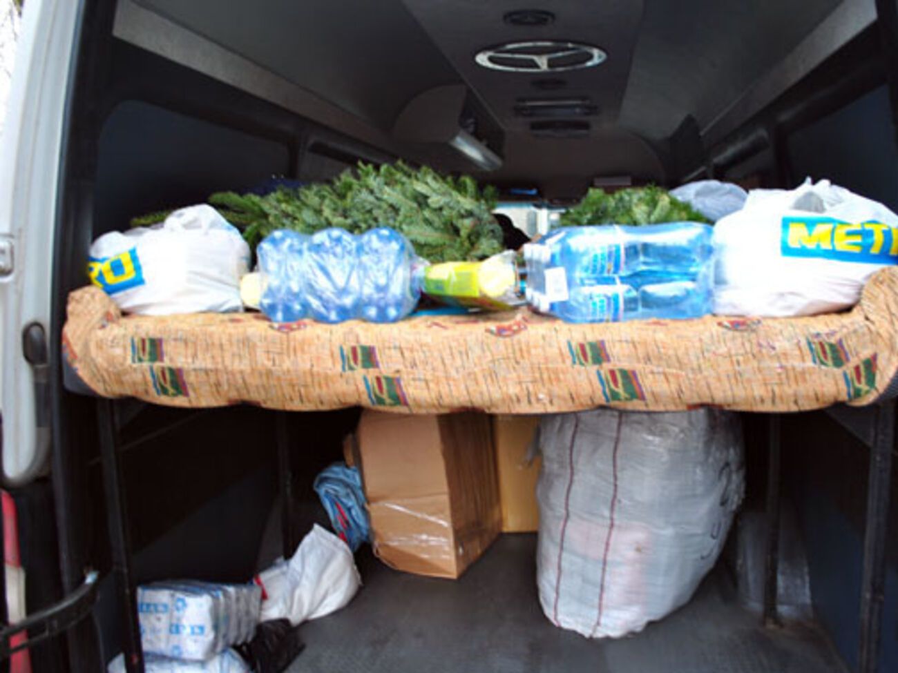 Полиция: На блокпосту в Волновахе задержан лжеволонтер с нелегальным товаром. Фоторепортаж