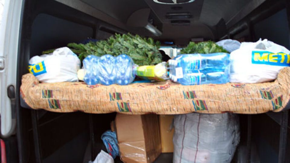 Полиция: На блокпосту в Волновахе задержан лжеволонтер с нелегальным товаром. Фоторепортаж