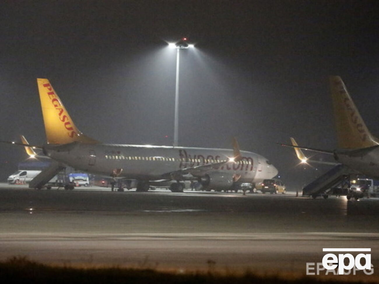 Взрыв произошел на стоянке самолетов в аэропорту