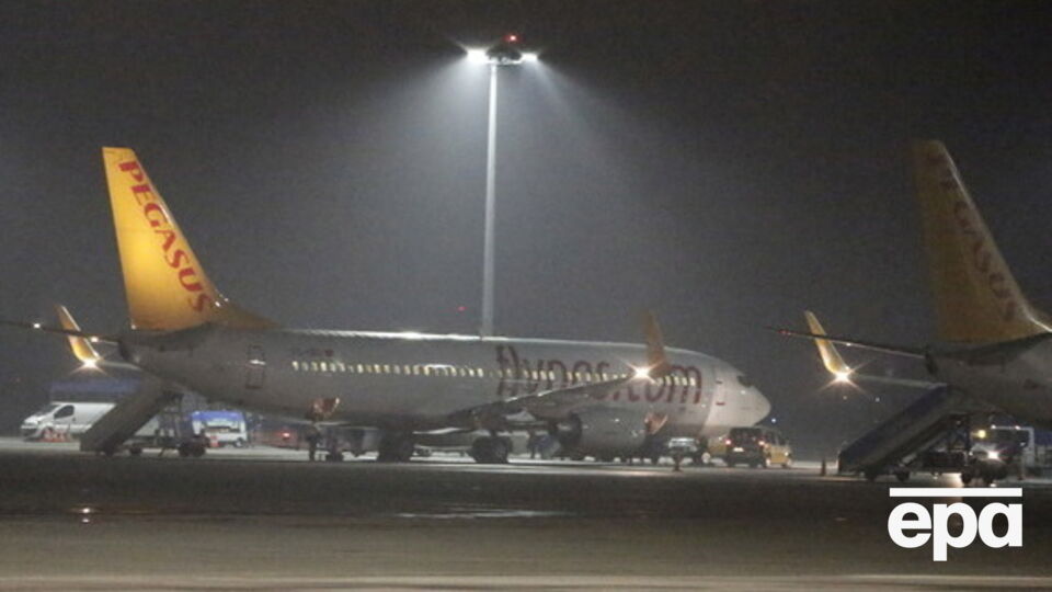 Взрыв произошел на стоянке самолетов в аэропорту