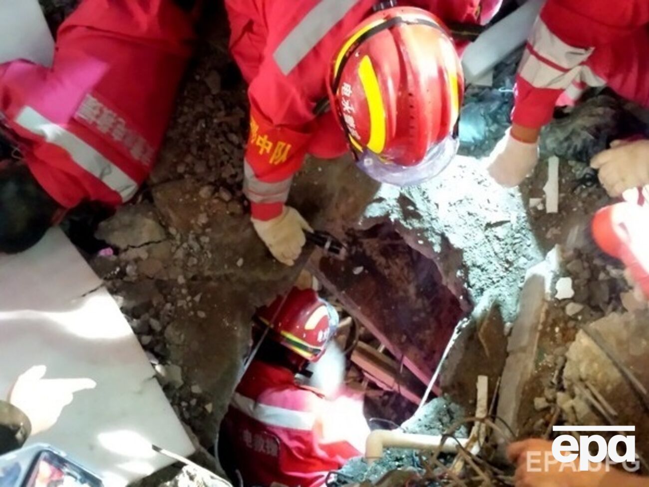 Под завалами обнаружили двух человек, но один из них вскоре умер