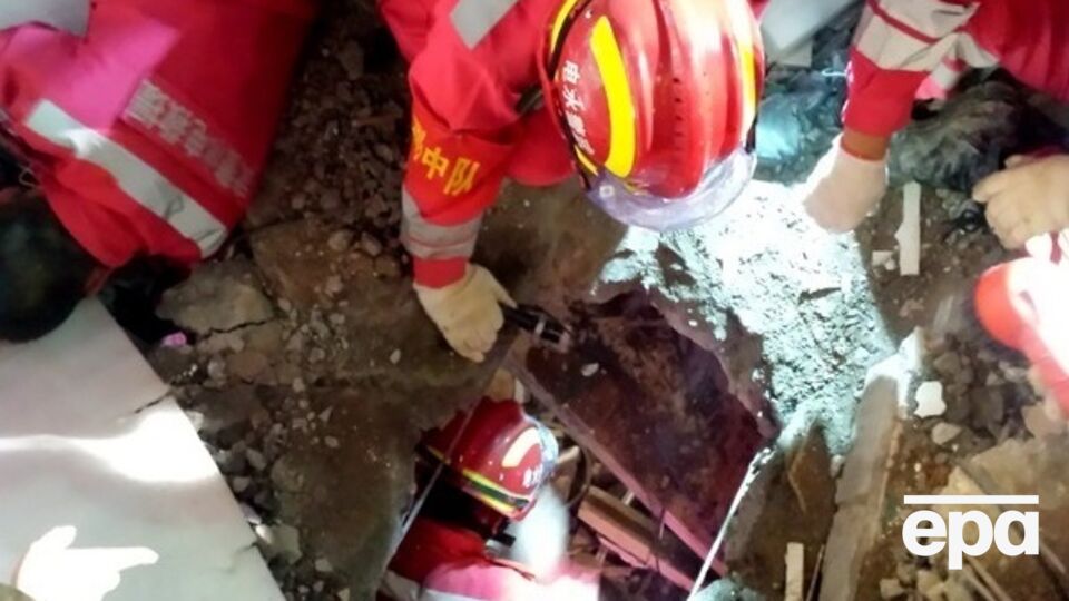 Под завалами обнаружили двух человек, но один из них вскоре умер