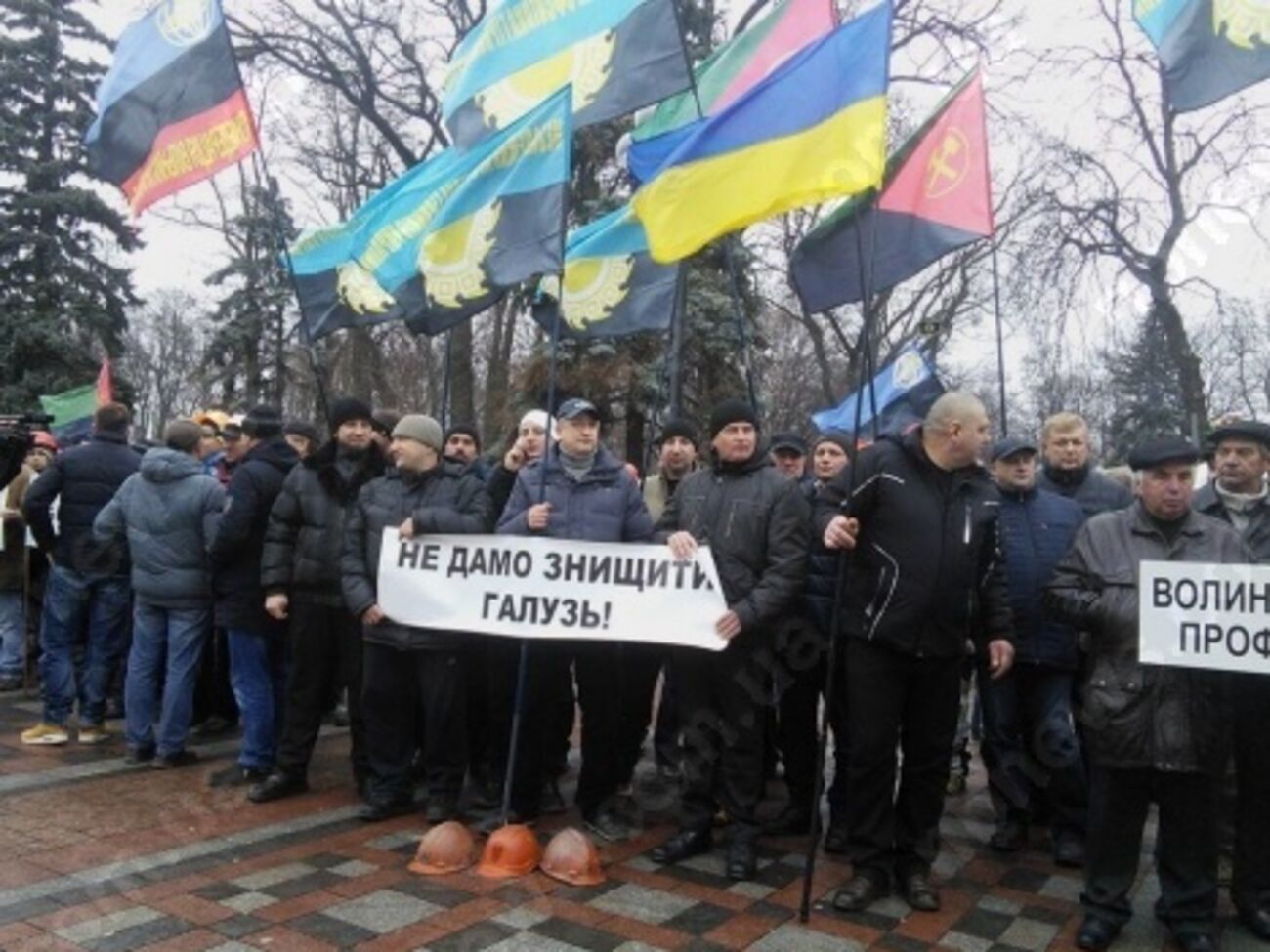 Шахтеры требуют погасить задолженность по зарплате и остановить закрытие угольных шахт