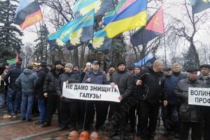 Шахтеры требуют погасить задолженность по зарплате и остановить закрытие угольных шахт