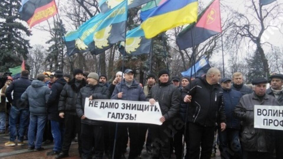 Шахтеры требуют погасить задолженность по зарплате и остановить закрытие угольных шахт