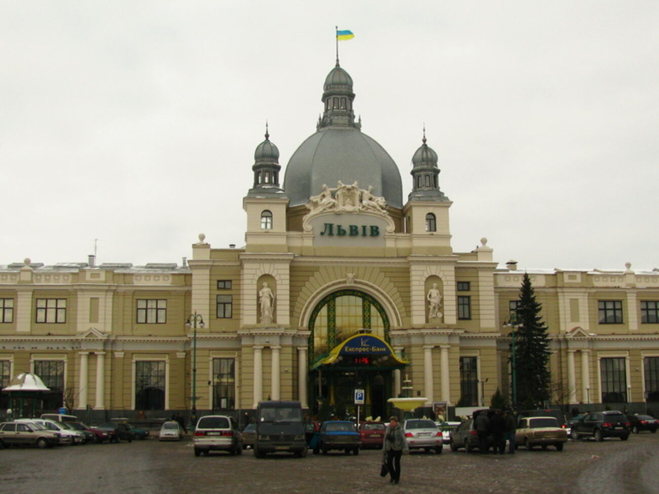 Проводится эвакуация пассажиров и сотрудников вокзала