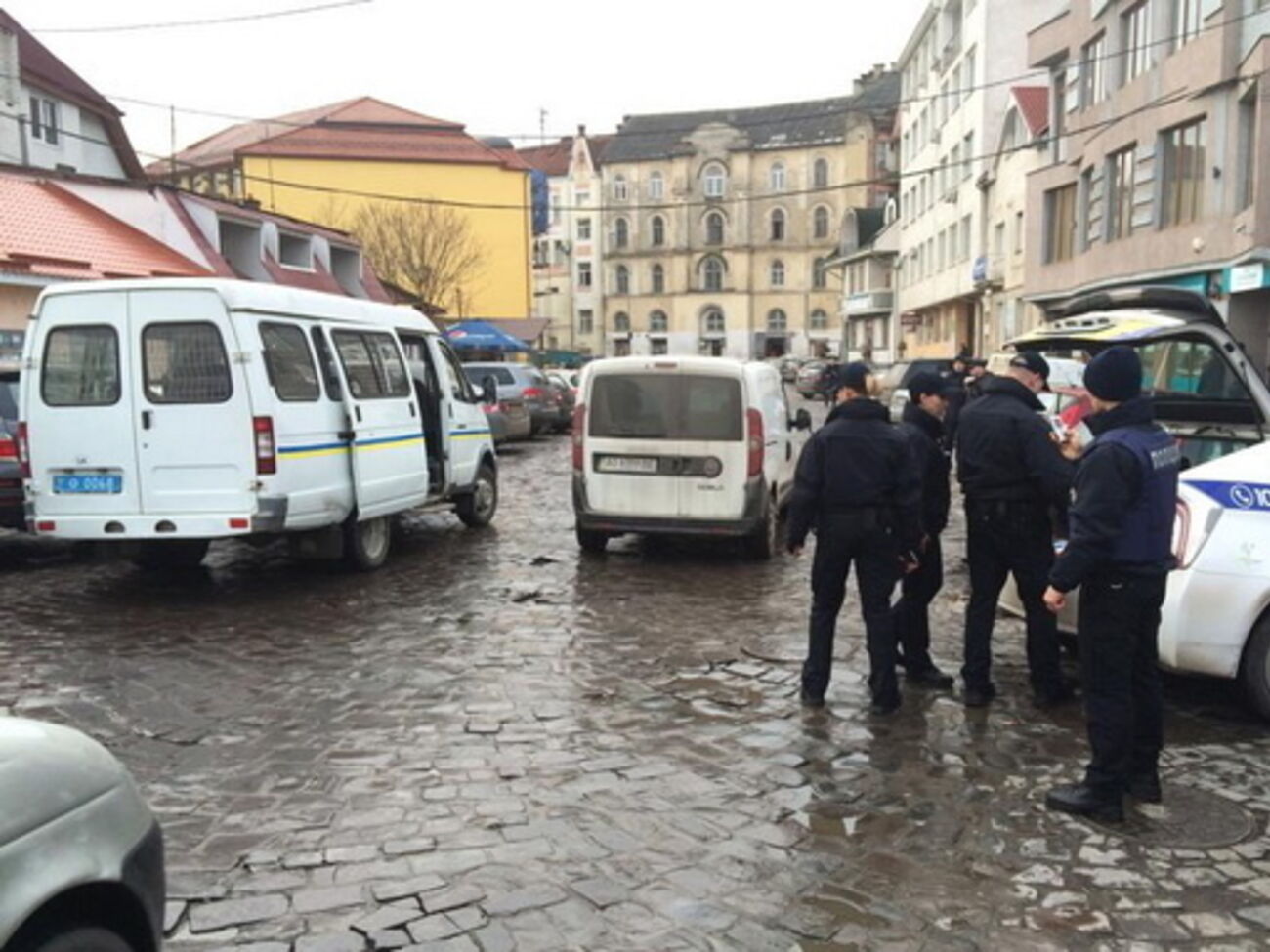 Полицейские осмотрели автомобиль и прилегающую территорию