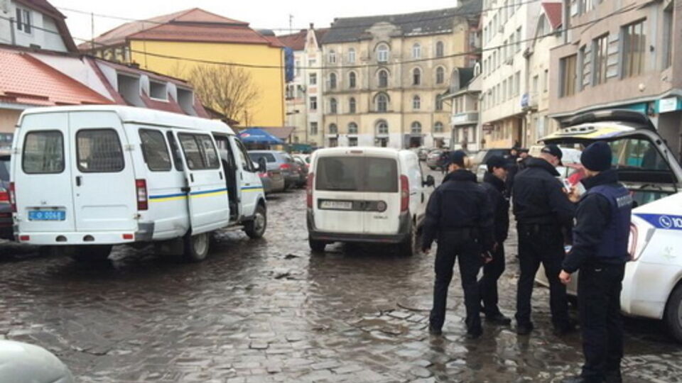 Полицейские осмотрели автомобиль и прилегающую территорию