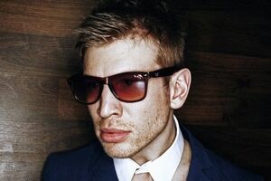 Дорн показал свою жизнь на сцене и вне ее