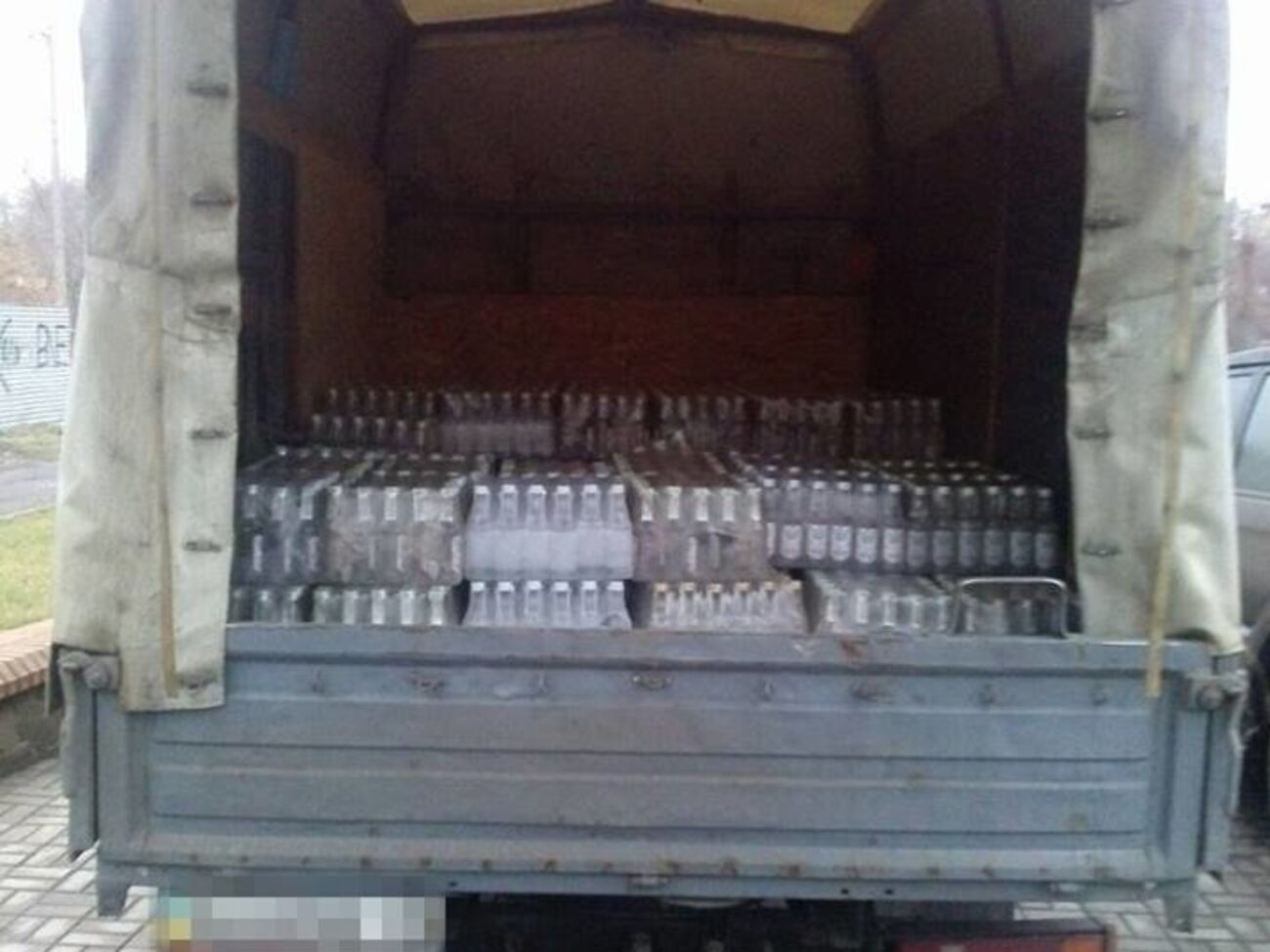 В зоне АТО правоохранители задержали грузовик с алкоголем, имеющим признаки подделки