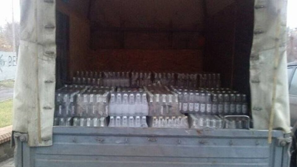 В зоне АТО правоохранители задержали грузовик с алкоголем, имеющим признаки подделки