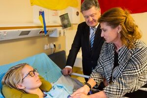 Порошенко: Мы и вся Украина будем молиться за Яну. Счастье, что в Украине есть такие молодые люди