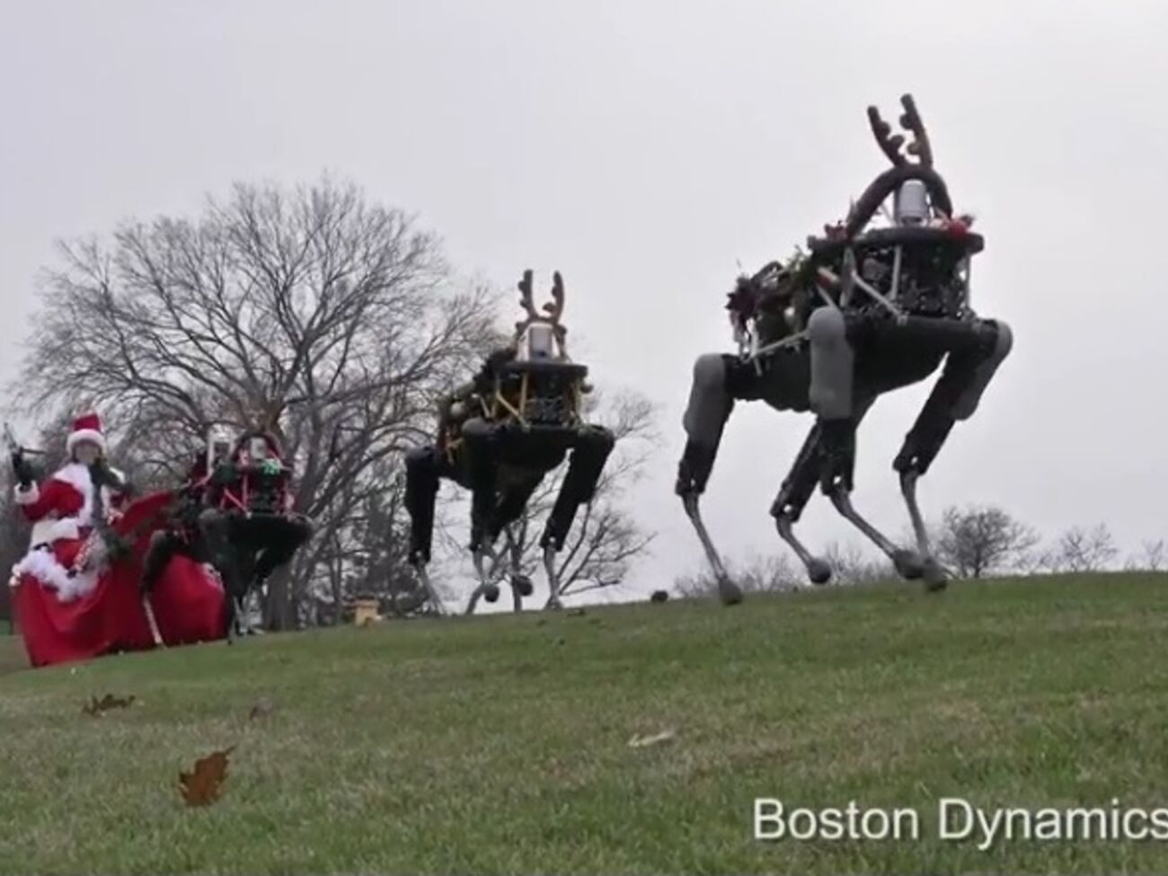 Американская корпорация нарядила роботов в рождественских оленей