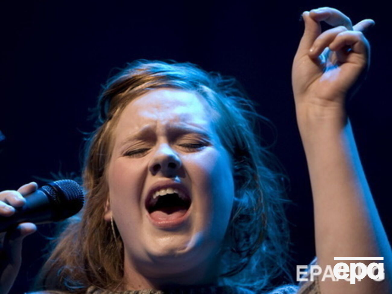 Адель в одежде красного цвета откроет цикл номеров Time 2016 года