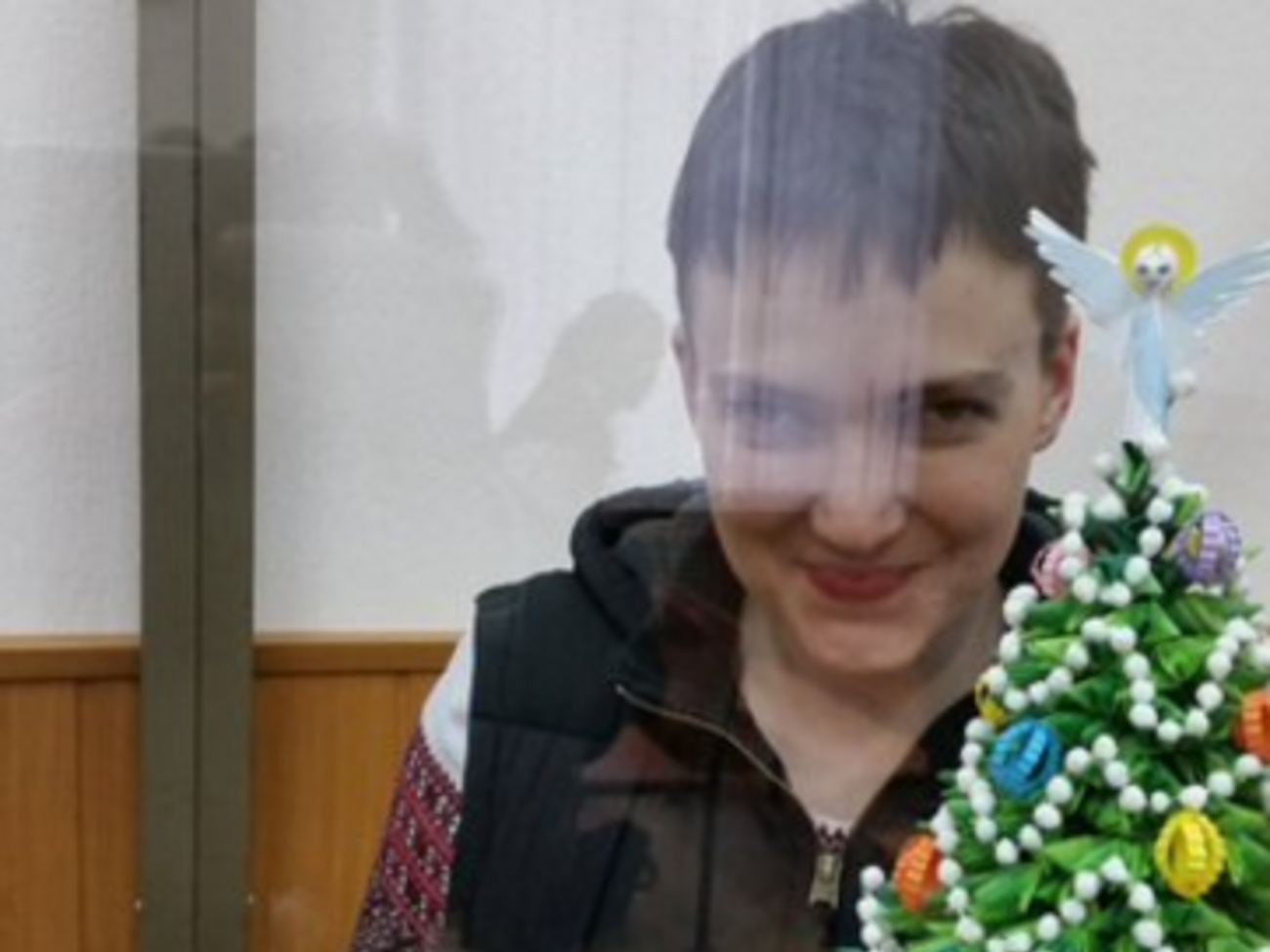 В начале дня летчица поздравила Донецкий суд с Новым годом, подарив елку, сделанную из бумаги