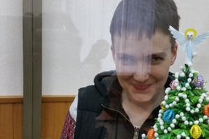 В начале дня летчица поздравила Донецкий суд с Новым годом, подарив елку, сделанную из бумаги