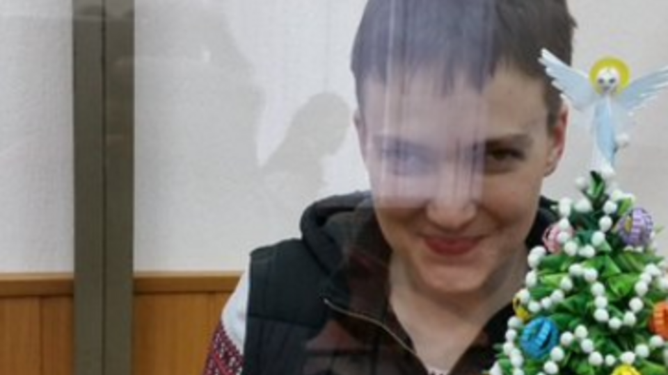 В начале дня летчица поздравила Донецкий суд с Новым годом, подарив елку, сделанную из бумаги