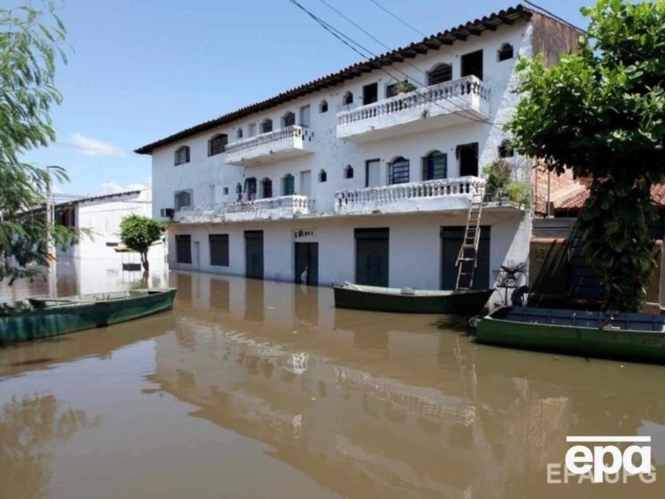 В парагвайской столице Асунсьоне число эвакуированных достигло 72,5 тыс.человек из-за повышения уровня воды в реке Парагвай до 7,6 м