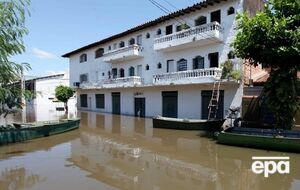 В парагвайской столице Асунсьоне число эвакуированных достигло 72,5 тыс.человек из-за повышения уровня воды в реке Парагвай до 7,6 м