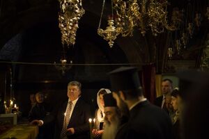 Порошенко вместе с женой и детьми помолился в Храме Гроба Господня