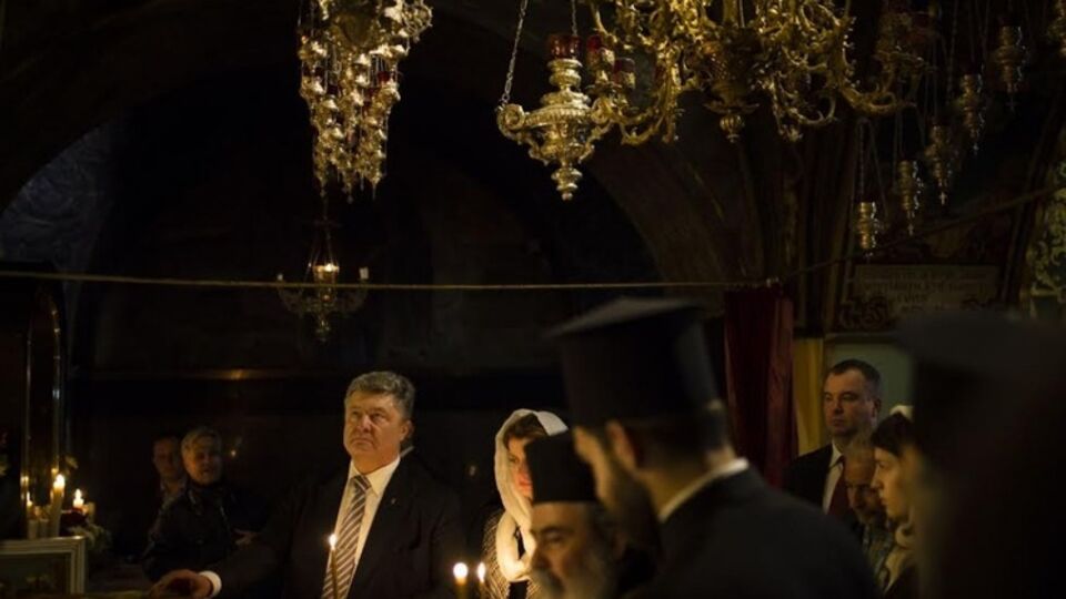 Порошенко вместе с женой и детьми помолился в Храме Гроба Господня