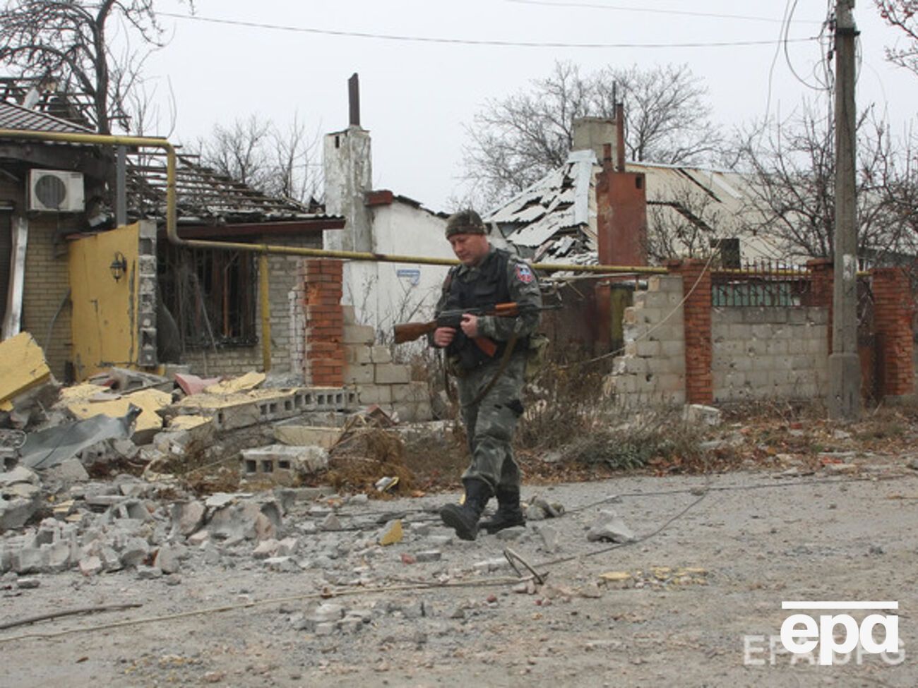Военные утверждают, что боевики остаются в захваченном селе