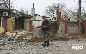 Военные утверждают, что боевики остаются в захваченном селе