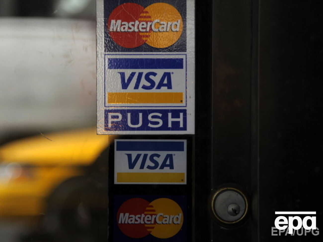 Карты попавших под санкции российских банков будут работать только на территории РФ