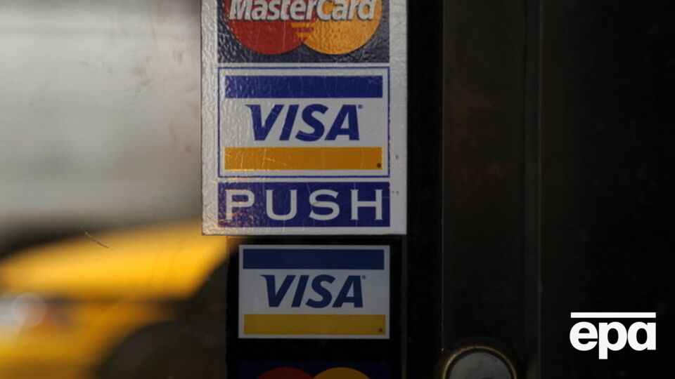 Карты попавших под санкции российских банков будут работать только на территории РФ