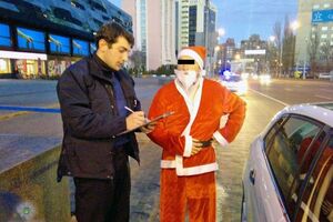 Патрульные полицейские не дали поблажки нарушившему правила Деду Морозу