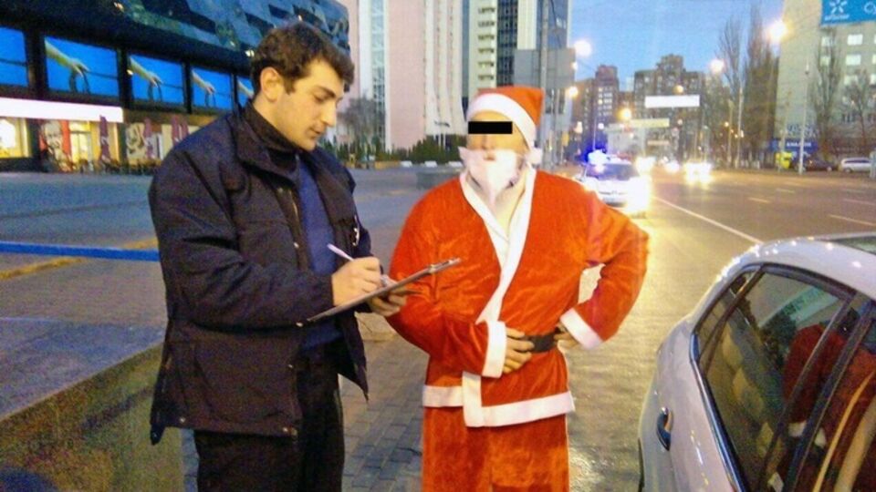 Патрульные полицейские не дали поблажки нарушившему правила Деду Морозу