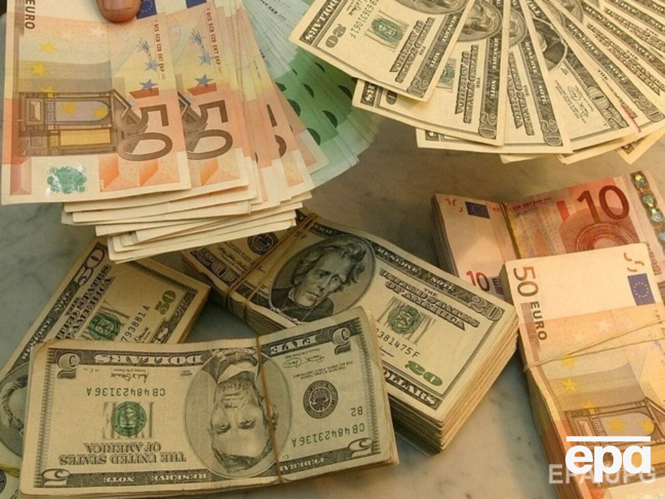 Нацбанк укрепил курс гривны к доллару и понизил по отношению к евро