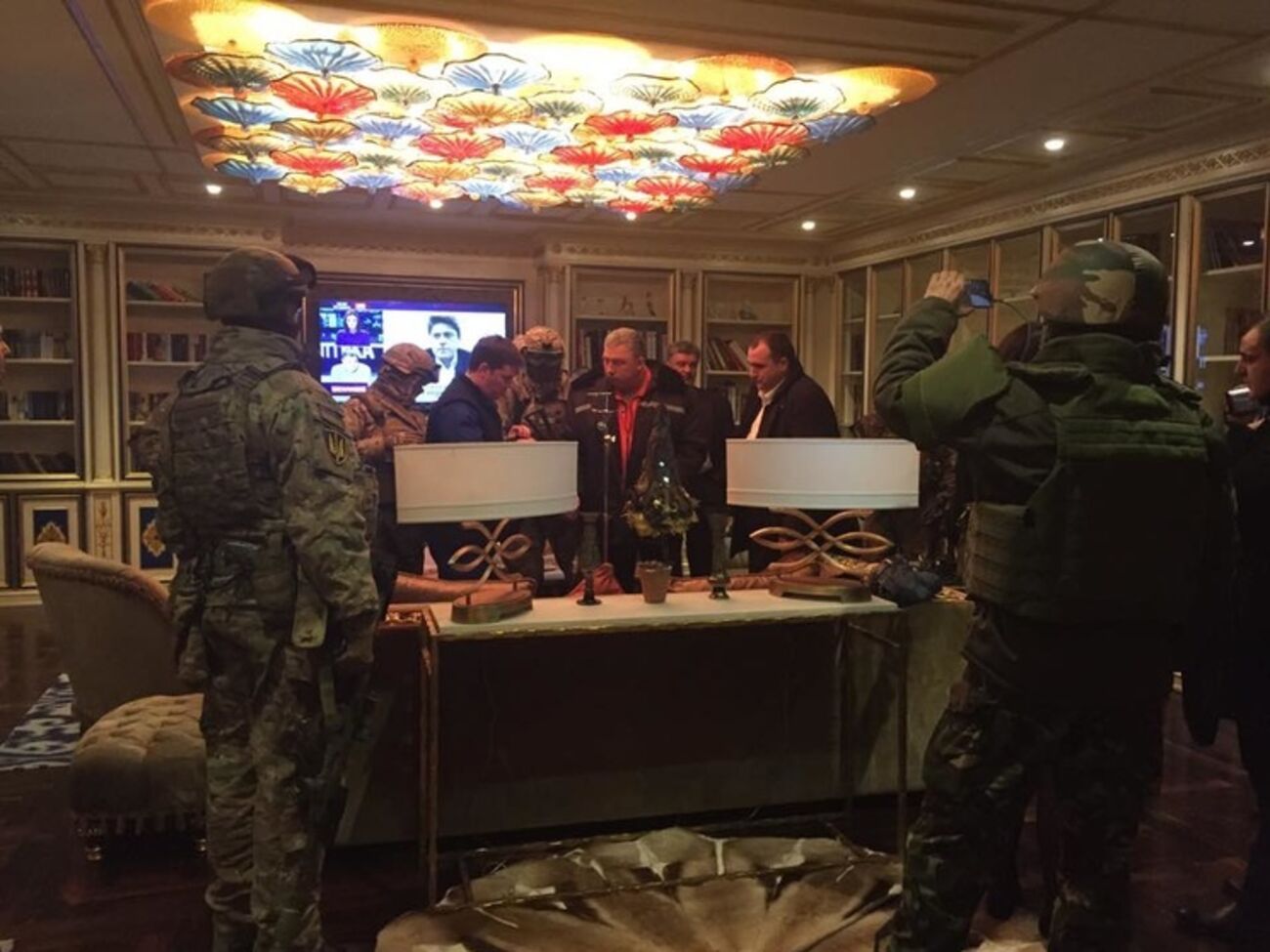 Сотрудники СБУ и ГПУ в доме Геннадия Корбана