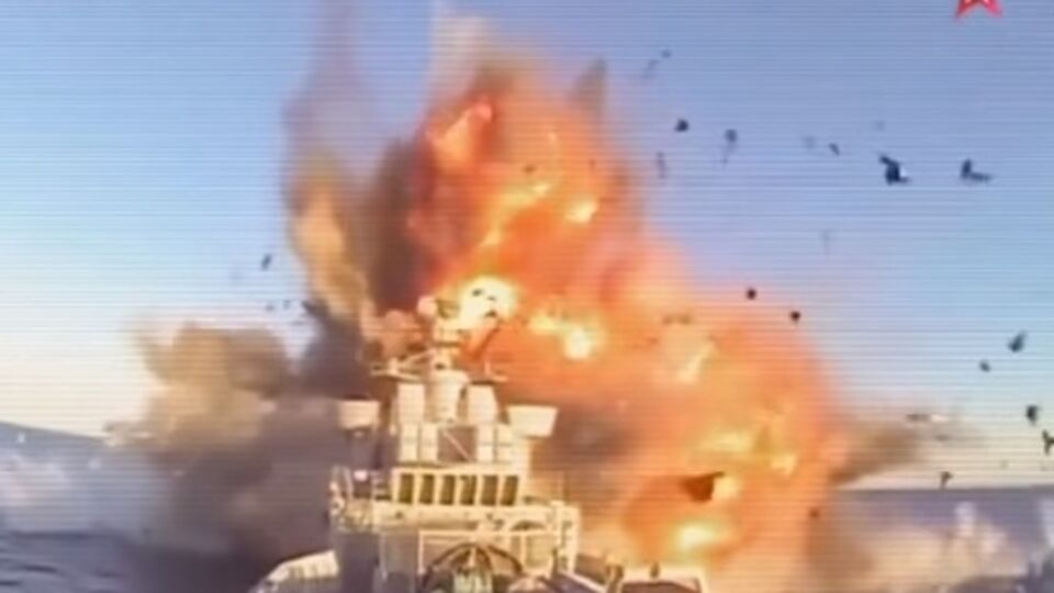Кадр попадания якобы российской ракеты в военный корабль