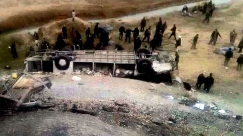 Автобус перевернулся и загорелся