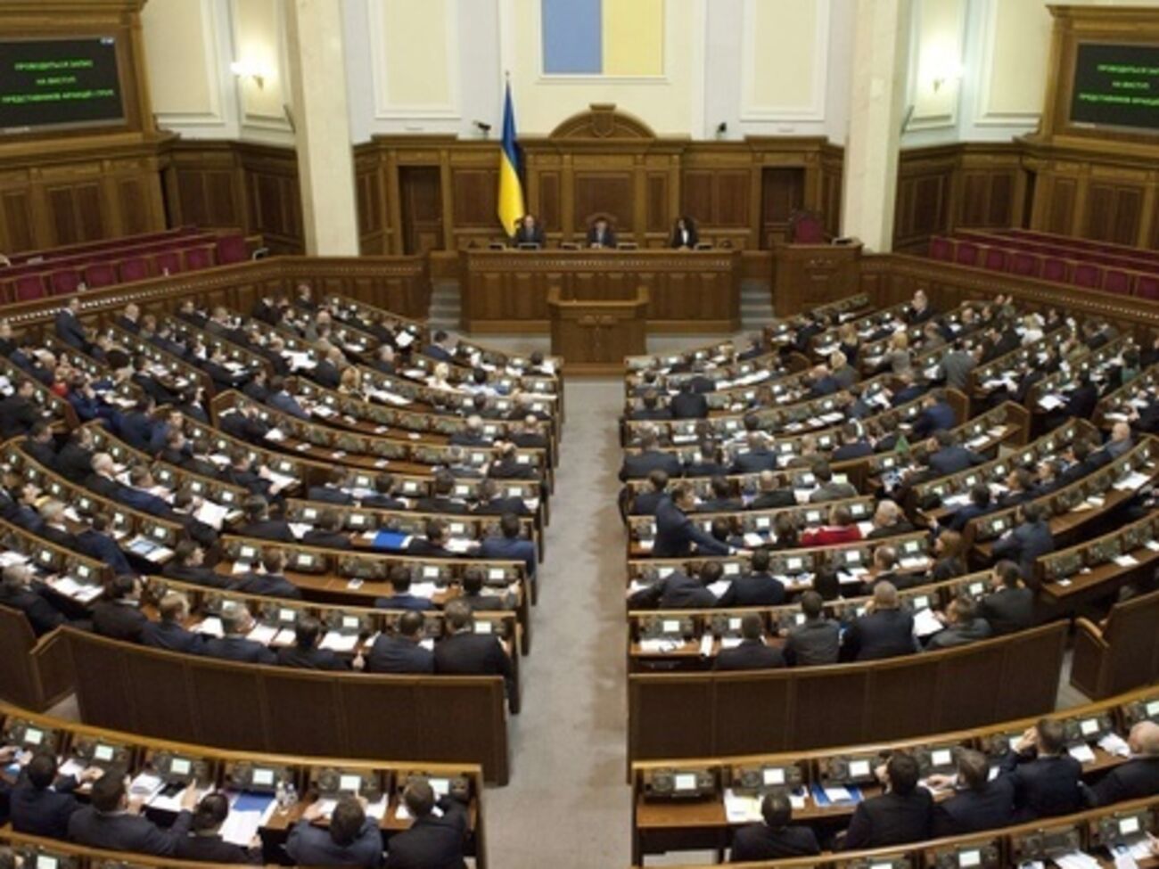 Парламент продолжает заседать ночью