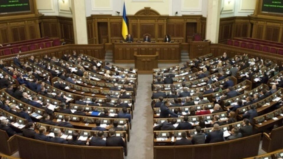 Парламент продолжает заседать ночью