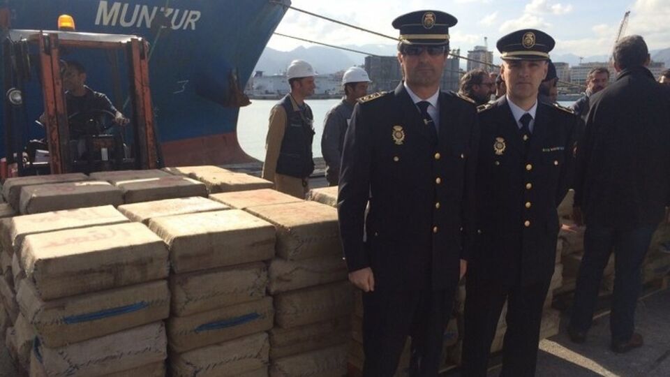 На корабле за одной из перегородок таможенники обнаружили крупнейшую партию наркотиков