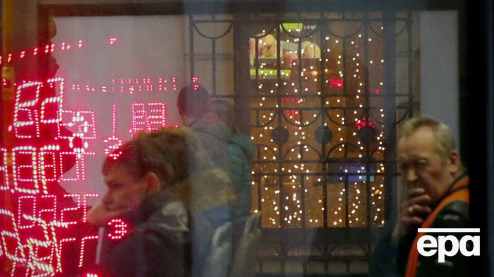 По мнению Forbes, Россия фактически заявила: "Вы ввели санкции на нас? Ха! Смотрите! Мы сделаем наших собственных граждан бедные, чтобы наказать вас"