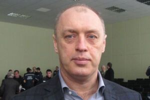 Мэр Полтавы жалуется на пробитую топором дверь