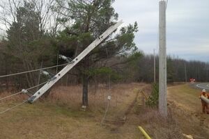 Ветер в Онтарио валил электроопоры