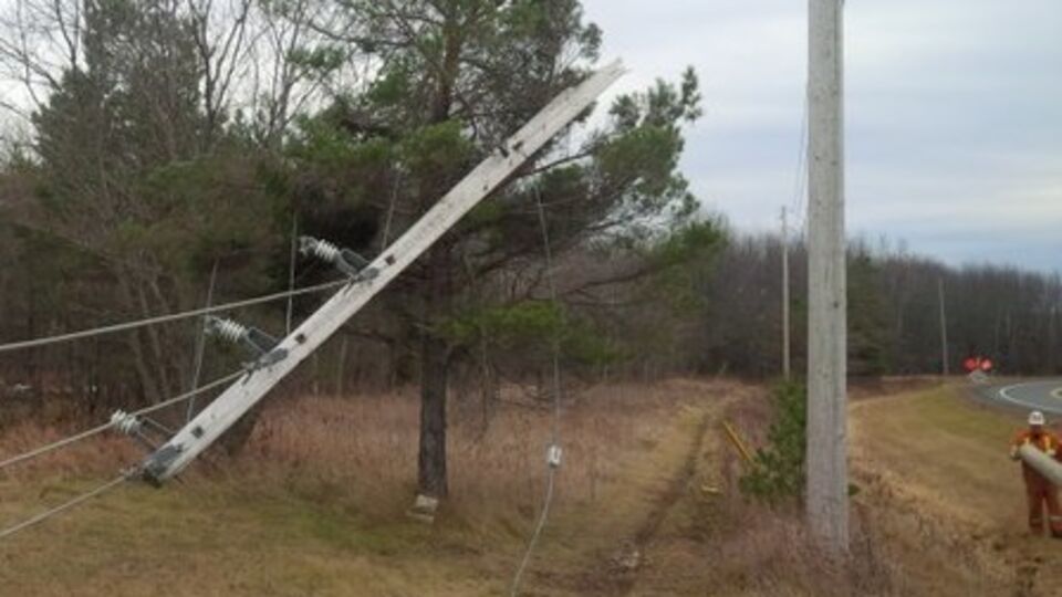 Ветер в Онтарио валил электроопоры